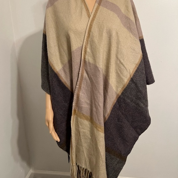 Woolrich Womens One Size Shawl Wrap Gray Beige Purple Plaid with Fringe - Picture 4 of 8